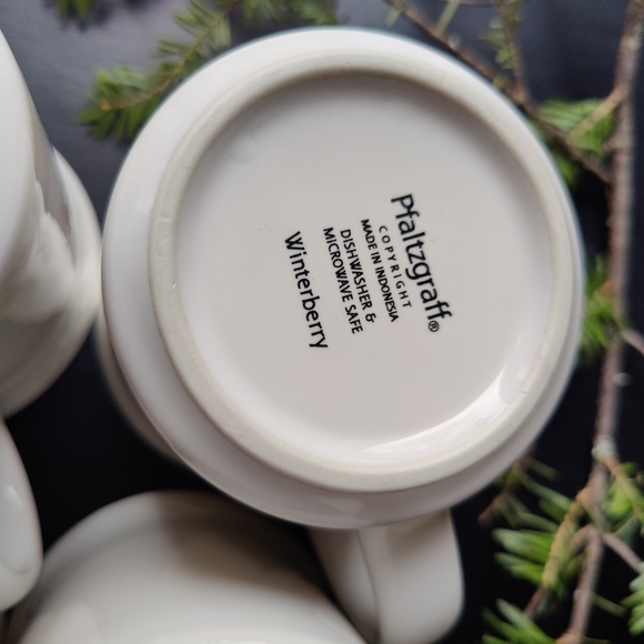 4 Pfaltzgraff 12 oz mugs | Christmas 🎄 themed Winterberry pattern - Picture 7 of 9